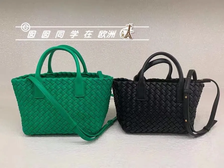 The vegetable basket has long shoulder straps - commuting and fashionable. Available in black.